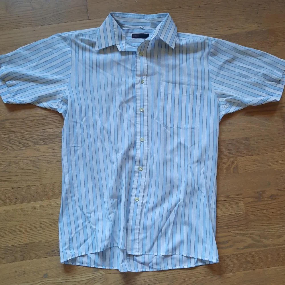 En randig skjorta som har ett jätte litet hål som knappast syns men annars i bra skick . Skjortor.