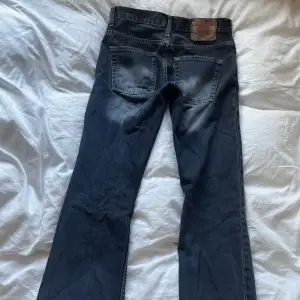 Mörkare jeans från Levis med låg midja. Sitter perfekt, något baggy på mig med strl S. Midja: 37 cm, innerben: 76 cm. Hela benet: 102 cm🌟💕 pris kan diskuteras vid snabb affär.💕