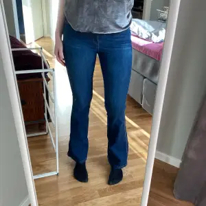 Ett par fina jeans som är mid Rise. Står ingen storlek men den skulle passa en 38a❤️skriv för mer info☺️