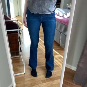 Jeans - Ett par fina jeans som är mid Rise. Står ingen storlek men den skulle passa en 38a❤️skriv för mer info☺️