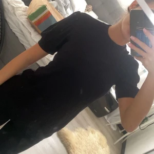 Topp  - Säljer denna svarta toppen med korta ärmar väldigt trendigt nu 🫶🏼