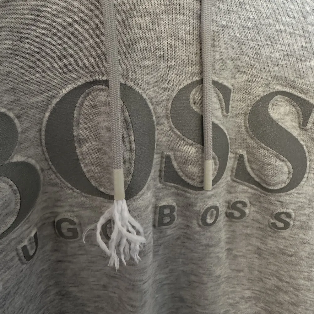 En boss tröja med reflex i storlek L. Ena snöret har tyvärr gått sönder enligt bild 2. . Hoodies.