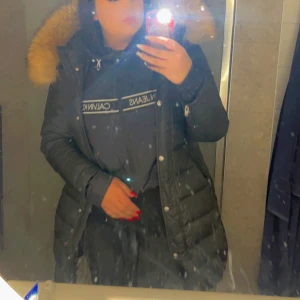 Rock and Blue jacka  - Hej säljer min rock and Blue jacka då den inte passar längre och har beställt ny, väldigt varm o tyvärr finns de ett fimp hål på bröstet ungefär önskas fler bilder får ni skriva köpt ny för ungefär 4 tusen 