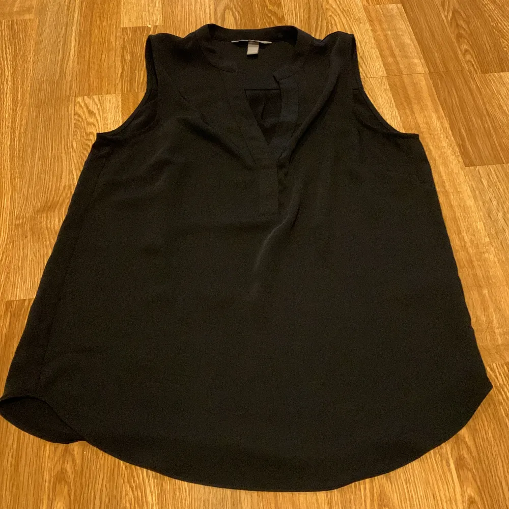 Blus från H&M i strl 36 Passar xs-s I nyskick Tryck gärna köp nu😃. Blusar.