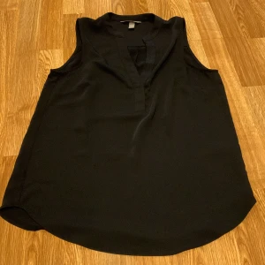 Blus h&m - Blus från H&M i strl 36 Passar xs-s I nyskick Tryck gärna köp nu😃
