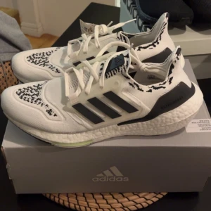 Adidas ultraboost 22 storlek 43 - Adidas ultraboost 22 storlek 43 1/3 helt nya med tag kvar