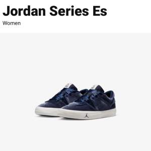 Säljer mina mörkblå Jordan Series Es i st 39. Dom är använda få antal gånger därmed i bra skick. Nypris är 950kr säljer dom för 400 kr. Pris kan diskuteras, Skriv om de är något du undrar över!💙