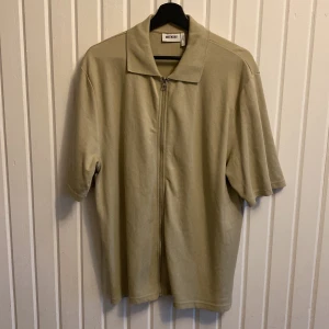 Weekday tröja - Säljer den här tröjan från weekday, den är sparsamt använd och går att kombinera på olika sätt. Mvh Linus 