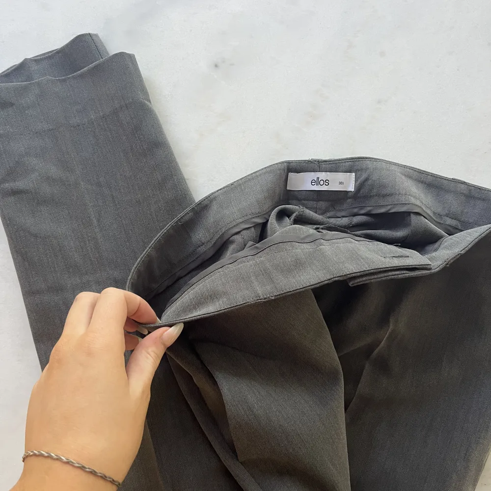 Ett par gråa kostymbyxor från ellos. Använda få gpnger. Jeans & Byxor.