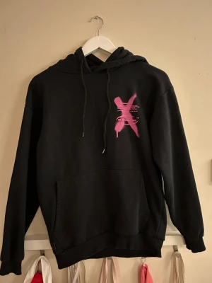 Svart rosa hoodie - Jätte fin hoodie från Black Squad. Använd men i väldigt god skick, inga märken eller hål🎀 ganska stor för att vara storlek XS:)