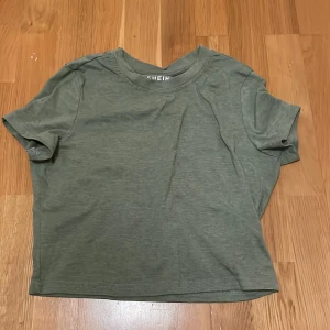 💚GRÖN TSHIRT💚 - Ganska kort, andvänd men ändå bra skick❣️säljer för att den inte min stil längre! Från shein