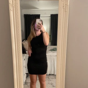 Svart klänning  - Tajt svart klänning med ribbat material från h&m❤️‍🩹 väldigt stretchigt material och knappt använd