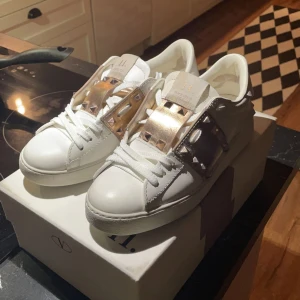 Valentino skor - Säljer mina Valentino skor, jag köpte dom av en tjej på Instagram för ett tag sedan och har inte själv använt dom så mycket. Första bilden är tagen direkt när jag köpte dom så kan vara lite slitnare nu, skickar bild vid intresse. Strl 37,5, box medföljer🤍