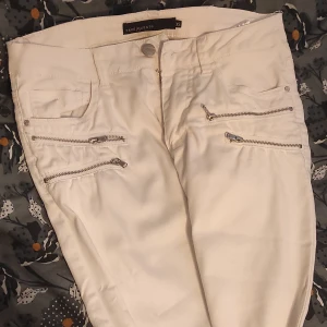 Vita jeans - Inga fläckar Eller missfärgningar. Som nya och använda 2 ggr. 