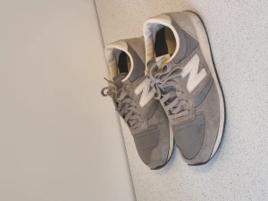 Grå new balance sneakers - Grå newbalance sneackers. Storlek 40, men passar mer storlek 39