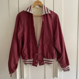 Jacka - Vinröd jacka med som är väldigt skön. Ser inga skador på den. Finns att hämta upp i Malmö men kan också fraktas 💕
