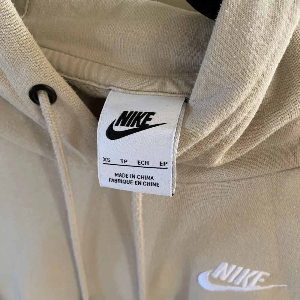Säljer denna jättesköna Nike hoodien. Använd ett par gånger. Lite nopprig men de syns knappt.🫶 Skriv gärna om du har några frågor❤️. Hoodies.