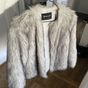 Päls jacka  - Jätte snygg päls jacka! Säljer på grund av att jag aldrig använder den! Skriv om ni har fler frågor! Pis kan diskuteras! 
