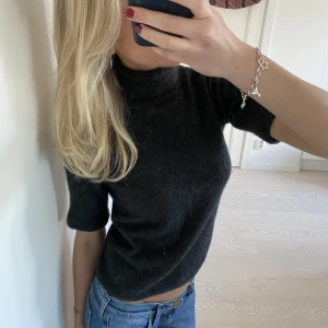 Kashmir t-shirt - Så sjukt snygg stickad tshirt i 100% kashmir från märket Caroucell, nypris ca 2000kr och den är mycket sparsamt använd❤️