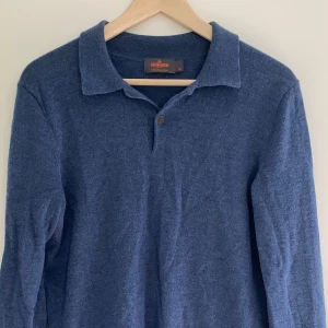 Stickad Morris tröja  - Säljer denna riktigt sköna stickade tröja från Morris i storlek M, den har inga defekter så som hål eller fläckar och är i väldigt bra skick. Ny pris är runt 2000 kr, mitt pris är 600. 😊 Priset kan diskuteras vid en snabb affär 👍🏼