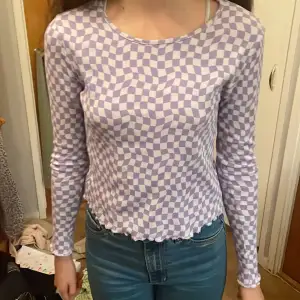 Super vacker tröja med rutiga mönster 