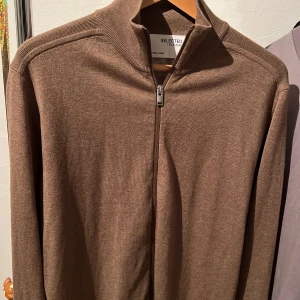 Selected home Full zip - Säljer nu min zip tröja från Selected home. Säljer den då jag fick hem fel storlek. Tröjan har användst ett fåtal gånger och är i perfekt skick!  Hör av er vid frågor  