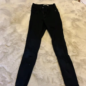 Skinny jeans - Tajta jeans i storlek XS. Väldigt bekväma. Skinny jeans. Byxorna är i väldigt bra skick👍🏼