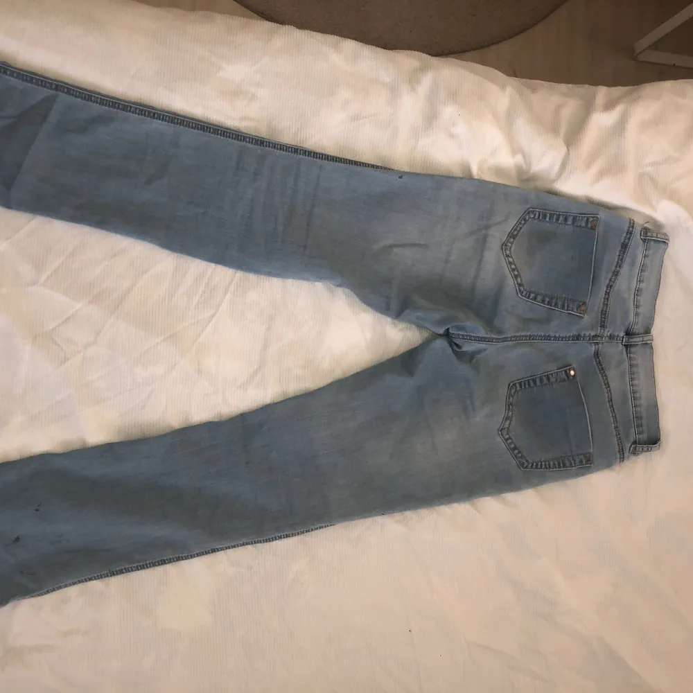 Säljer mina byxor som jag målade olika kända märken på. Har små fläckar längst ner (skriv för bild) . Jeans & Byxor.