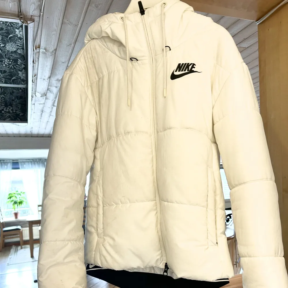 Säljer nu min Vita Nike jacka!🤍Jätte fin jacka som är varm och skön till vintern! Säljer pgr av ej använd! (Pris kan diskuteras vid snabbkaffär). Jackor.