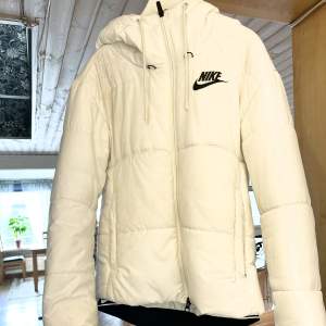 Säljer nu min Vita Nike jacka!🤍Jätte fin jacka som är varm och skön till vintern! Säljer pgr av ej använd! (Pris kan diskuteras vid snabbkaffär)