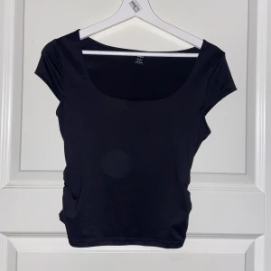 Topp - Fin och gullig t-shirt som är rynkad på sidorna.💞