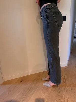 Gråa low-waisted - Så snygga jeans från gina!