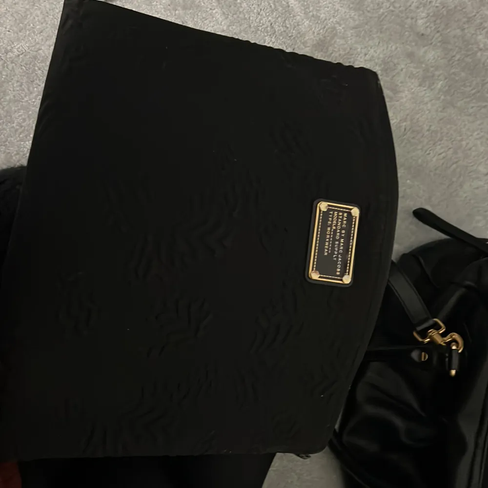 Ett så fint svart datorfodral från Marc Jacobs, säljer eftersom att det inte används. ❤️. Väskor.