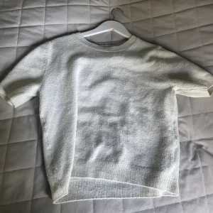 Stickad Tshirt - Stl m men skulle säga att den är mer som s. Liten skada vid ärmen, kom pv för fler bilder💗