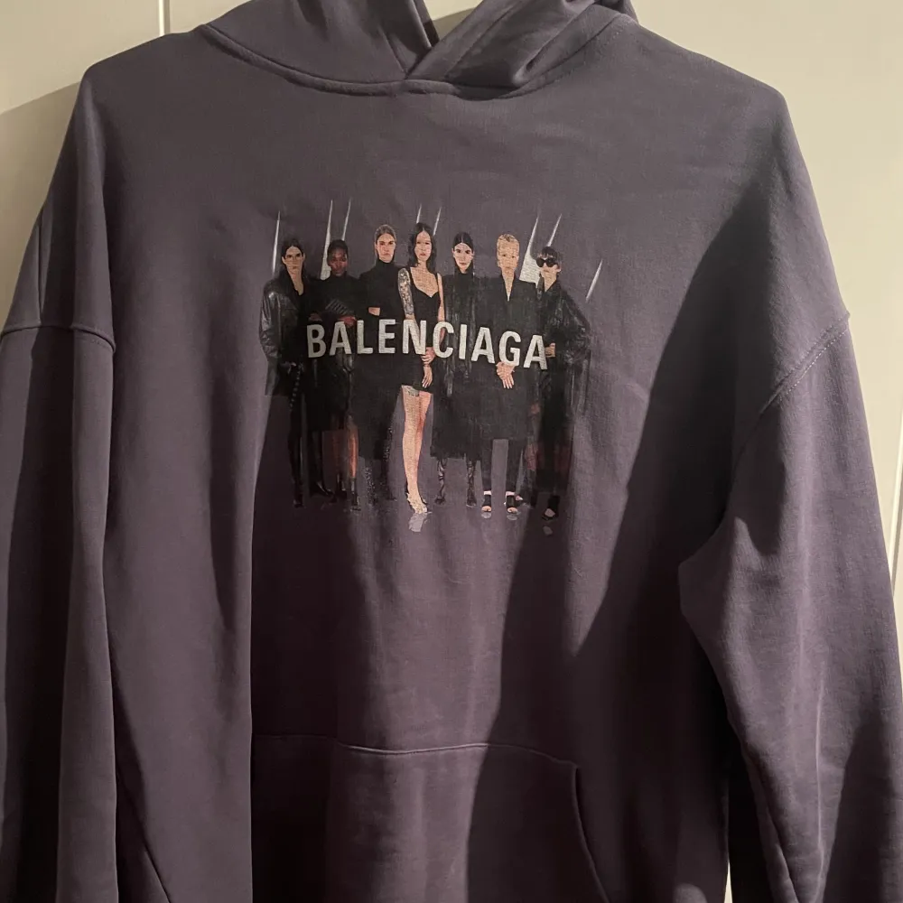 Köper min Balenciaga people hoodie köpt  som julklapp till mig för 1 år sedan. Hoodien kostade 9500kr och jag säljer den för 1,500kr då jag behöver pengar till andra grejer. Priset är inte hugget i sten. . Hoodies.