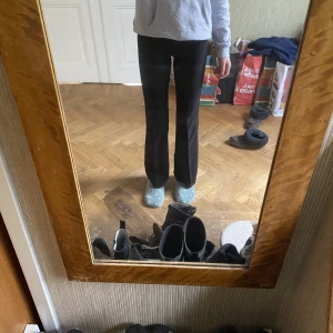 Fina kostymbyxor  - Säljer mina kostymbyxor. De är i fint skick men jag har sprätt upp kanten längst ner på byxorna för att få dem längre. Så orsaken till att jag säljer dem är pga för små. Hör av er vid inträdde eller frågor 🤍