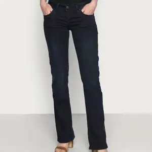 Säljer mina helt nya ltb jeans från Zalando. Prislappen är kvar o de är helt oanvända, endast testade! Låg midjade och bootcut, allt man behöver i ett par jeans😍Nypriset ligger på 830kr, jag säljer för 600kr. Hör av er för mer info💞