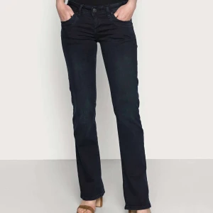 Ltb valerie jeans - Säljer mina helt nya ltb jeans från Zalando. Prislappen är kvar o de är helt oanvända, endast testade! Låg midjade och bootcut, allt man behöver i ett par jeans😍Nypriset ligger på 830kr, jag säljer för 600kr. Hör av er för mer info💞