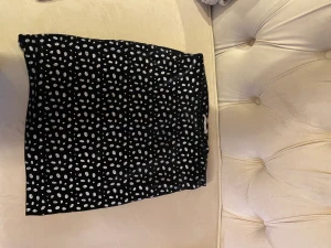 Kjol - Säljer min fina kjol som inte passar mig. Skit snygg till både vintertiden och sommaren. Nypris 400kr säljer för 100kr pris kan diskuteras.