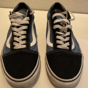 Blåa Vans - Köpa för 1000kr för cirka 1-2 år sedan. Nästan aldrig använda, storlek 42