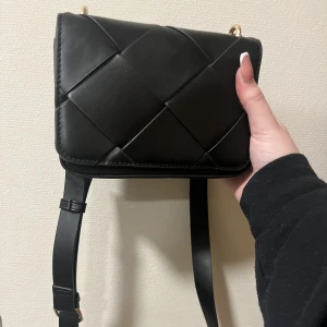 Väska  - En mindre söt väska, använd få gånger men i nyskick.