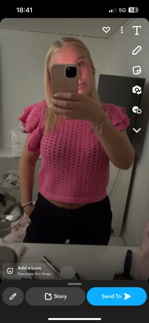 Tröja - Säljer denna superfina tröja ifrån Hm i storlek S som tyvärr inte kommer till användning 💕 använd endast 1 gång, bra skick! Nypris 400 