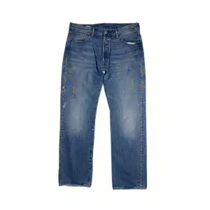 Size: 34/32. Blå m färgstänk. Condition: Vintage. Alla jeans är uppmätta av oss! Har ni frågor eller funderingar är det bara slide DM, tveka inte!