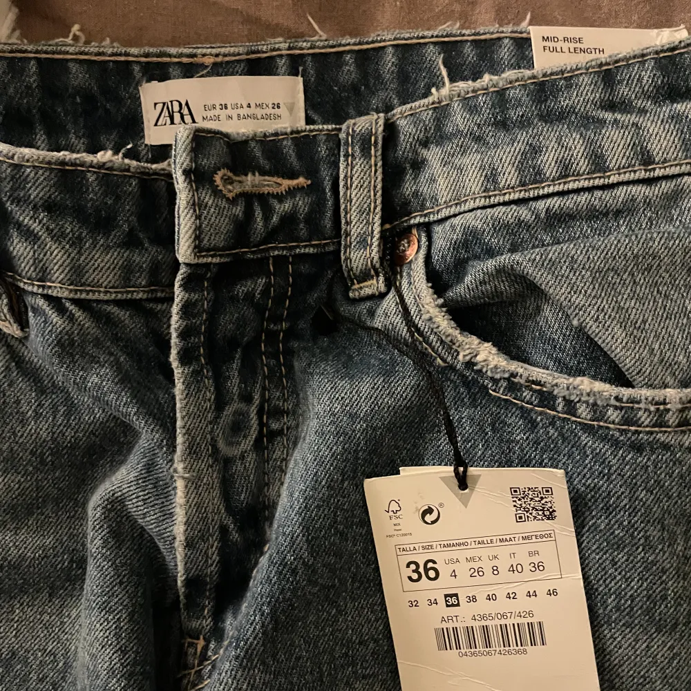 Säljer dessa jeans från zara i storlek 36, är i färg mellanblå skulle jag säga, i modellen straight. Nypris 359kr. Säljer för 250kr. Prislappen är kvar då jag köpt dessa men de har endast legat i garderoben. Inte använda. Jeans & Byxor.