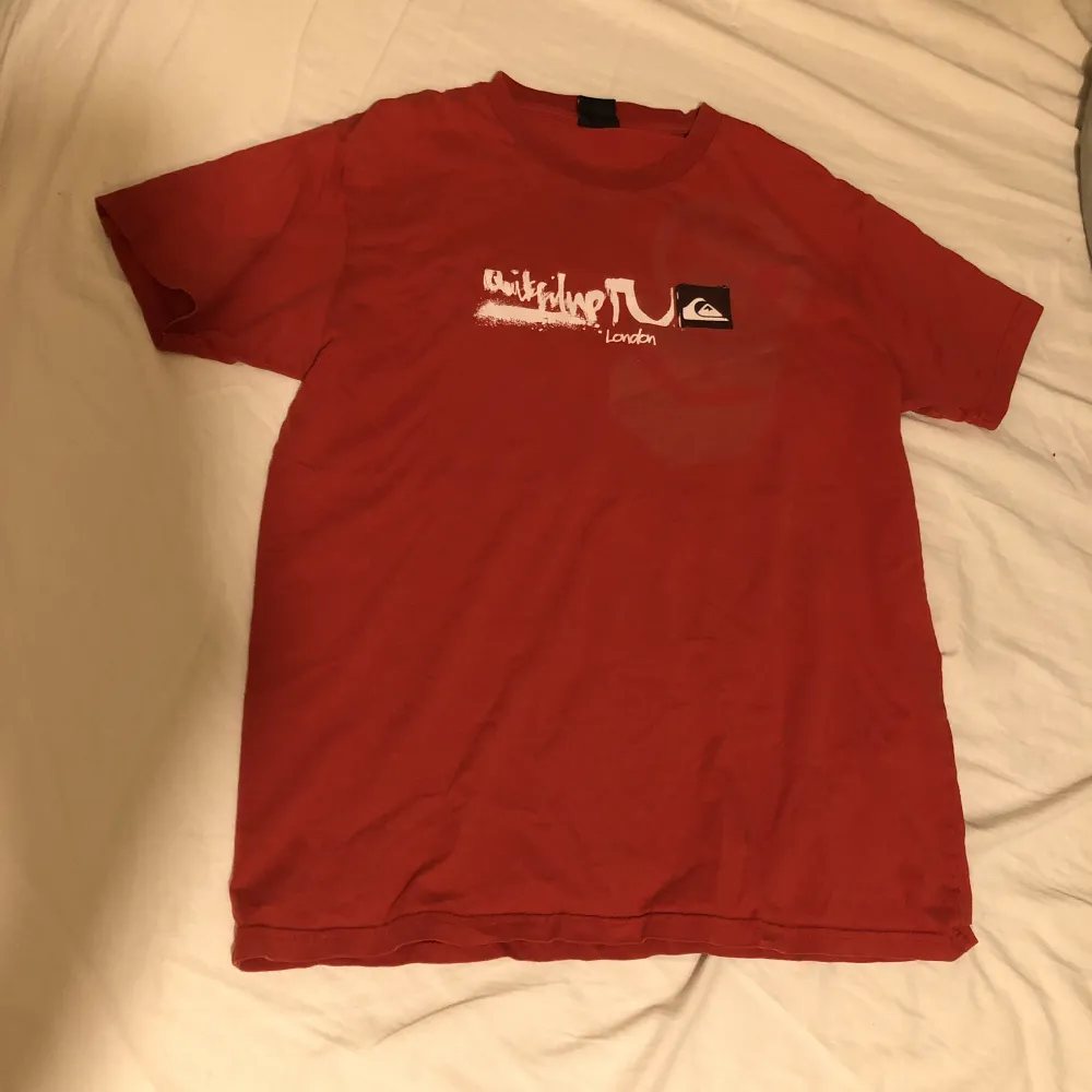 Röd quiksilver tshirt storlek L i bra skick.  Tryck på framsidan och baksidan. Passar mig som har S/M. T-shirts.