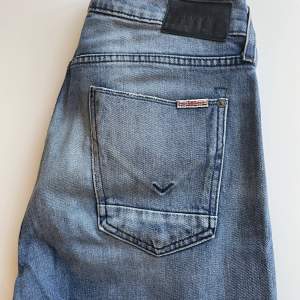 Jeansen har en straight modell. Sparsamt använda så i god kvalité!