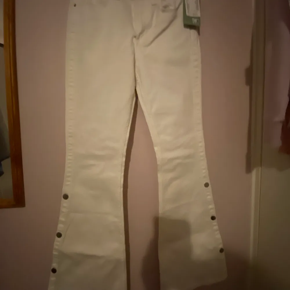 Nya vita utsvängda jeans från H&M Knappar på det utsvängda upp till under knäet Tags kvar. Jeans & Byxor.