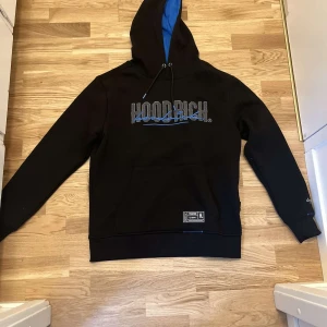 Hoodrich tröja  - Hoodrich tröja köpt i fel storlek inte använd en ända gång köpt för 850 och säljer för 550 bra pris och kvalitet  Pris kan diskuseras 