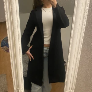 Zara Kappa 🌷 - Säljer svart Zara kappa ❤️ Bra skick, varm Nypris 799 Säljer för 450