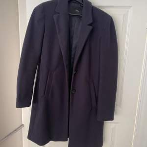 Marinblå kappa från Zara i storlek S. Knappt använd. 💕